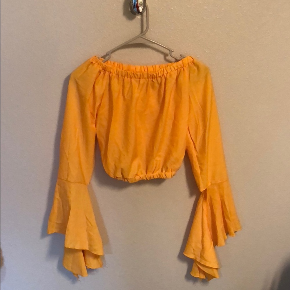 Crop top with flows sleeves